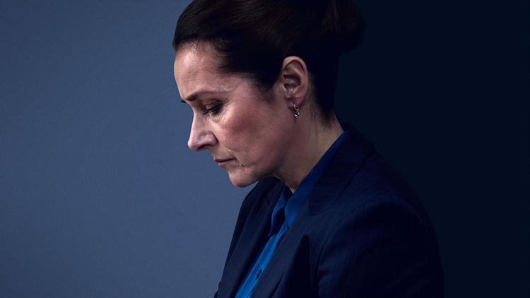Én ting er, at DR skamroser 'Borgen' så ureflekteret duperet. Hvad værre er, at DR lader sine allermest profilerede værter tale om serien, som om den er virkelighed, ikke fiktion, skriver Sarah Skarum.  
