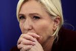     Marine Le Pen er slidt op, og hun er blevet for moderat, siger hendes modstandere i partiet, som nu søger til konkurrenten Éric Zemmour. Men Marine Le Pen har overlevet flere politiske kriser. Foto: Sarah Meyssonnier/Ritzau Scanpix