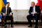 Ukraines præsident Volodimir Selenskij er ankommet til München og hilser her på den britiske premierminister Boris Johson. Foto: Pool/Ritzau Scanpix