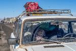 En kvinde slapper af i bilen på vej til Rusland, hvortil der ifølge russiske kilder kommer stadig flere østukrainske flygtninge.  Foto: Andrey Borodulin/Ritzau Scanpix