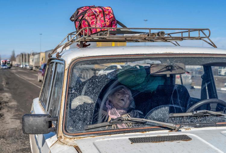 En kvinde slapper af i bilen på vej til Rusland, hvortil der ifølge russiske kilder kommer stadig flere østukrainske flygtninge.  Foto: Andrey Borodulin/Ritzau Scanpix