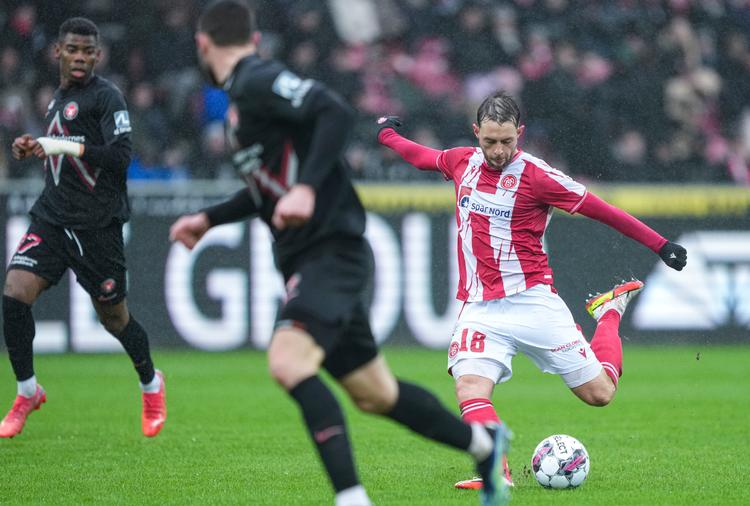 AaB'eren Louka Prip trykker af i søndagskampen på udebane i Herning mod Superliga-topholdet FC Midtjylland. Foto: Claus Fisker/Ritzau Scanpix