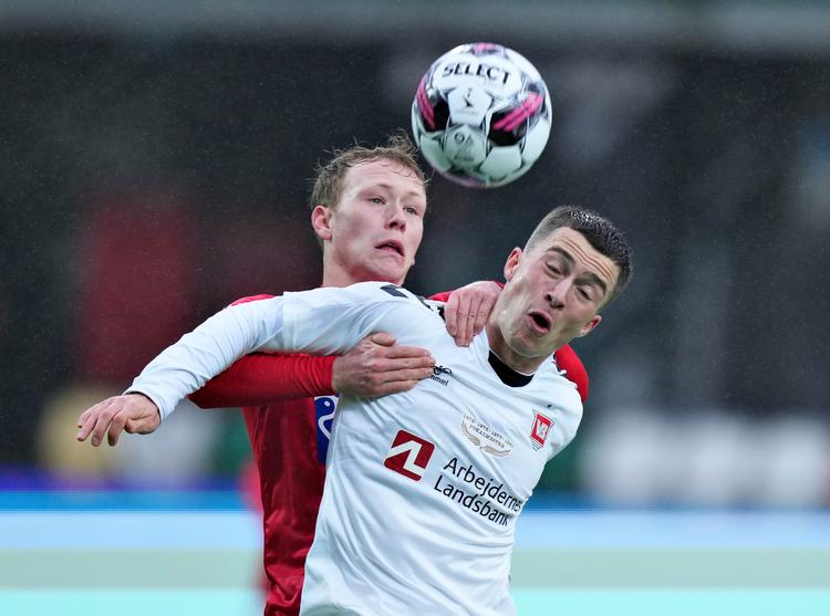 Silkeborgs Rasmus Carstensen (tv.) passer her sine defensive forpligtelser i søndagens opgør mod Vejle. Foto: Henning Bagger/Ritzau Scanpix