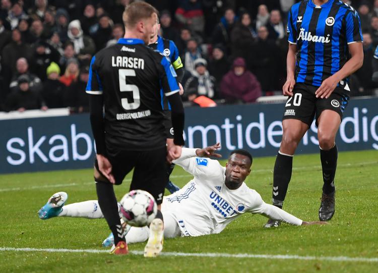Khoumar Babacar scorer her til 2-0 for FCK, og angriberen fik en fornem debut for sit danske hold..   Foto: Lars Poulsen