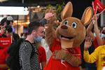 En maskot byder de første turister i to år i Australien velkommen i lufthavnen i Sydney. Foto: Saeed Khan/Ritzau Scanpix