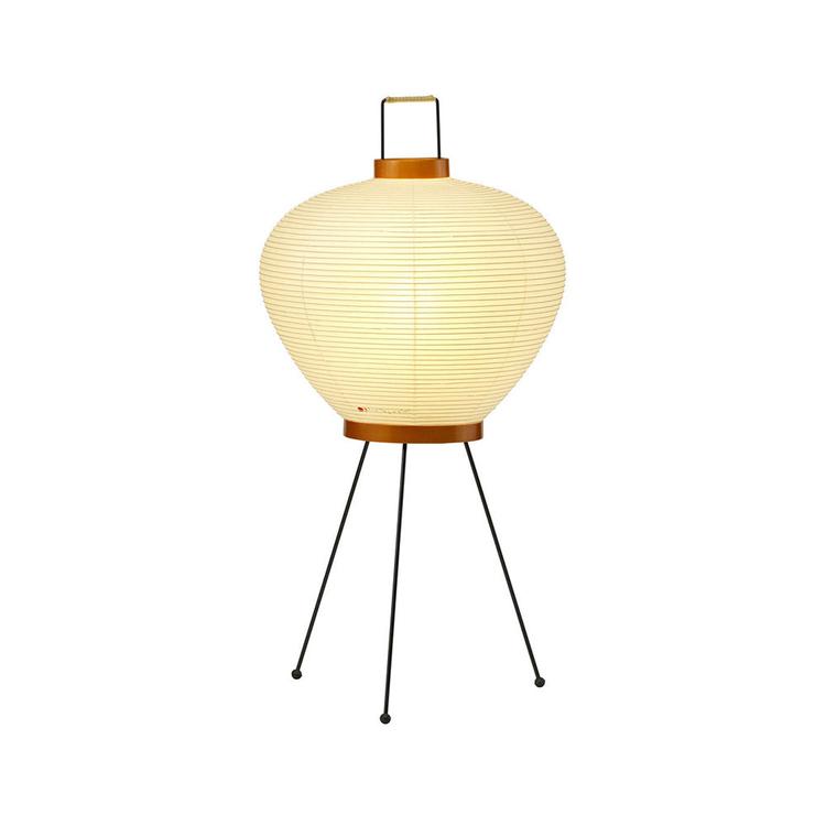 Den japansk-amerikanske skulptør og designer Isamu Noguchi er manden bag lampeserien Akari, som produceres af det schweiziske designfirma Vitra. Foto: Pr