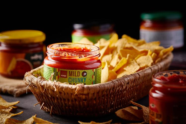 Det er hurtigt og nemt i hverdagen at købe et glas tomatsalsa.  Men flere af de testede produkter smager ikke godt, konstaterer testdommerne, der laver deres salsa selv.  Foto: Mikkel Bækgaard