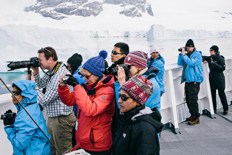 Selv om langt flertallet af turister, som besøger Antarktis, er naturmennesker og miljøbevidste, forurener de alligevel verdens koldeste kontinent. Foto: Janus Engel