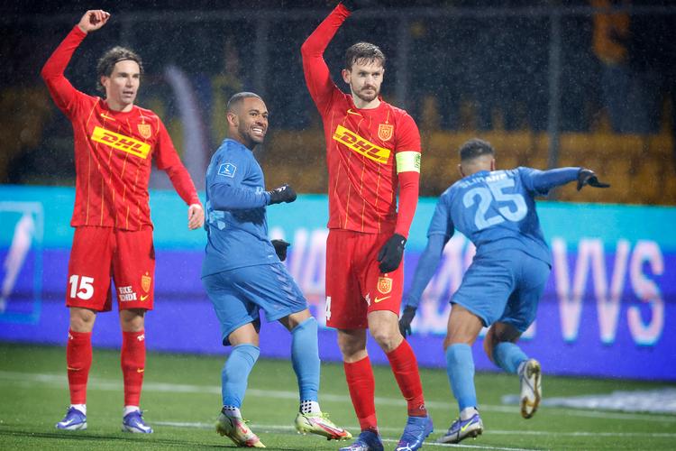 Mens Erik Marxen og Kian Hansen er overbevist om, at linjedommeren havde ret, da han løftede flaget og markerede for offside, jubler Kevin Mensah og Anis Ben Slimane over sidstnævntes 1-0-scoring, der blev godkendt. Foto: Jens Dresling