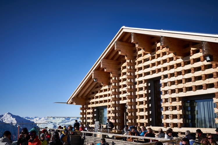 Den stilfulde Motta Hütte ligger 2.285 m.o.h. med direkte adgang på ski eller til fods fra Motta-liften. I solskinsvejr er der rift om pladserne udenfor, og det anbefales at reservere bord.
 Foto: Alexander Vissing