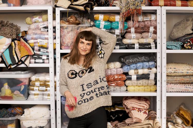 I andet afsnit af kunstpodcasten 'Uden titel' er tekstildesigneren Lærke Bagger gæst. Hun har 164.000 følgere på Instagram, hvor hun fremviser sit strik og indkøbte kunstværker. Foto:  Robin Skjoldborg