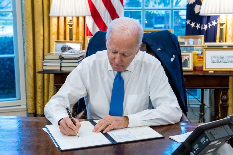 USA's præsident Joe Biden underskriver mandag en præsidentiel ordre, der forbyder handel og investeringer  mellem amerikanere og to udbryderregioner i Ukraine.   Foto: The White House/Ritzau Scanpix