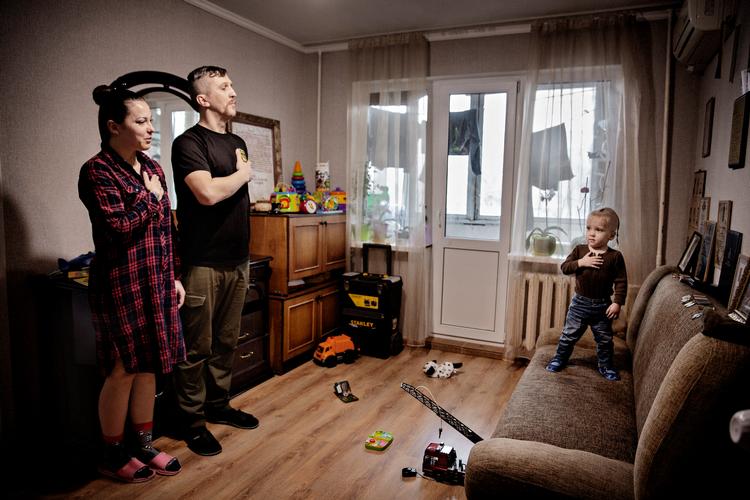 I udkanten af Kiev, i en meget lille lejlighed, bor den tidligere soldat Oleksa Sokil med sin kone Hanna og deres søn Theodore der snart fylder 2 år. Når de spiller den Ukrainske nationalsang, ved sønnen at man står stille med hånden på hjertet.    Foto: Martin Lehmann