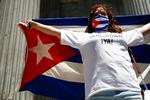 I sommeren 2021 samledes tusindvis af mennesker overalt på kloden i demonstrationer mod den cubanske regering. Her en kvinde med det cubanske flag foran det spanske parlament i Madrid. Foto: Javier Barbancho/Ritzau Scanpix