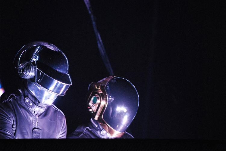 Daft Punk under en koncert i Paris i 2007. Her med hjelme på. Foto: Miguel Medina/Ritzau Scanpix