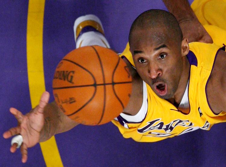 Kobe Bryant i gang med at fange basketbolden under en kamp i 2009. Foto: Lucy Nicholson/Ritzau Scanpix