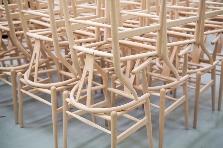 Det er det gode håndværk og den sikre formgivning, der har givet dansk design en særstatus internationalt. Her er det Wegners Y-stole hos Carl Hansen &amp; Søn, som er en international sællert.  Foto: Louise Herrche Serup