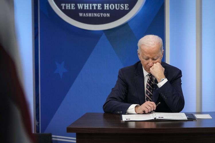 WASHINGTON, DC - FEBRUARY 22: U.S. President Joe Biden participates in a virtual meeting about mineral supply chains and clean energy manufacturing in the South Court Auditorium of the White House complex February 22, 2022 in Washington, DC. Earlier in the day, President Biden spoke about the Ukraine-Russia crisis and announced a first round of sanctions against Russia. Drew Angerer/Getty Images/AFP == FOR NEWSPAPERS, INTERNET, TELCOS &amp; TELEVISION USE ONLY == Foto: Drew Angerer/Ritzau Scanpix