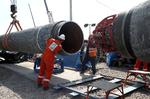 De sidste svejsninger på Nord Stream 2 gasledningen blev lavet før jul. Siden da har tyske myndigheder arbejdet med den formelle og juridiske godkendelse, men nu er alt sat i stå af sanktionerne mod Rusland.
 Foto: Anton Vaganov/Ritzau Scanpix