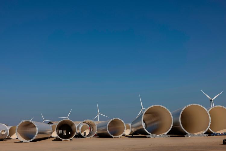 Der er brug for mange flere vindmøller, både til lands og til vands, hvis vi skal nå klimamålene, mener Klimarådet. Her er det tårnproducenten Walcon i Give.  Foto: Joachim Ladefoged