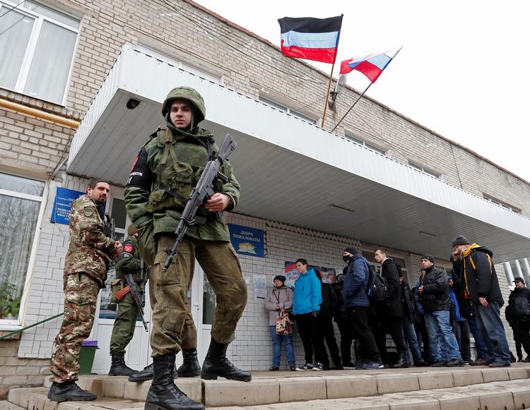 Militante russere fotograferet i Donetsk i det russisk dominerede østlige Ukraine i går.  Foto: Alexander Ermochenko/Ritzau Scanpix