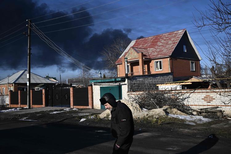 Sort røg stiger op fra en militærlufthavn i Chuguyev nær Kharkiv . (Photo by Aris Messinis / AFP) Foto: Aris Messinis/Ritzau Scanpix