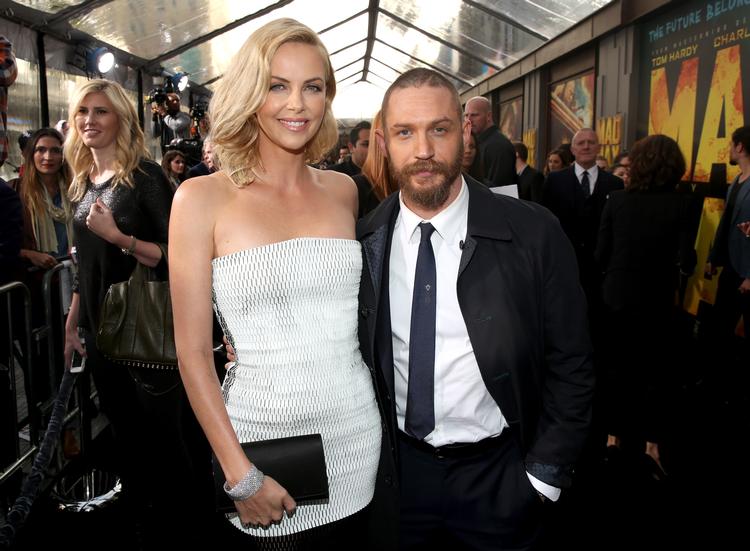 Charlize Theron og Tom Hardy ses her sammen til premieren på 'Mad Max: Fury Road' i maj, 2015 i Los Angeles. Foto: Matt Sayles/Ritzau Scanpix