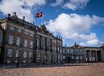 Christian 9.'s palæ er dronning Margrethes officielle bolig, når hun bor på Amalienborg Slot i vinterhalvåret. Når flaget er hejst, er hun hjemme. Som tusinder andre unge har jeg stået vagt foran de røde skilderhuse. Arkivfoto Jonas Olufson