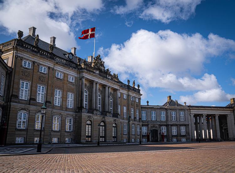 Christian 9.'s palæ er dronning Margrethes officielle bolig, når hun bor på Amalienborg Slot i vinterhalvåret. Når flaget er hejst, er hun hjemme. Som tusinder andre unge har jeg stået vagt foran de røde skilderhuse. Arkivfoto Jonas Olufson
