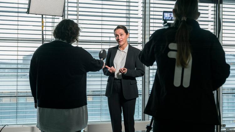 Birgitte Nyborg, spillet af Sidse Babett Knudsen, er udenrigsminister i fjerde sæson af 'Borgen', der har færre seere end de tidligere sæsoner. Foto: DR 
