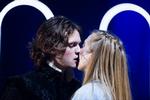 Viktor Pascoe Medom og Mette Klakstein lyser som det klassiske kærlighedspar af kulret forelskelse, men i bedste nutidsånd er det hendes Julie, der fører an. Foto: Rumle Skafte 