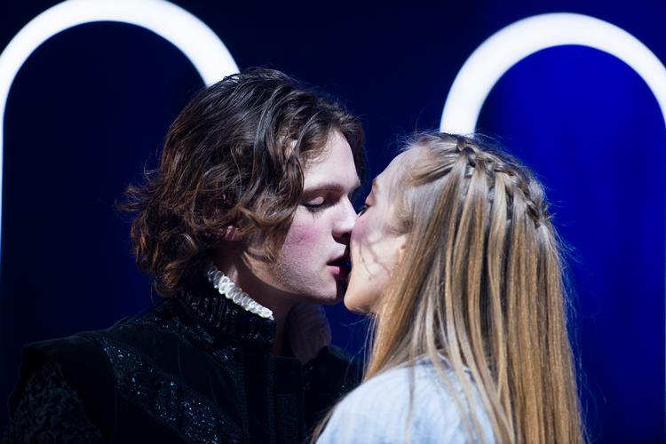 Viktor Pascoe Medom og Mette Klakstein lyser som det klassiske kærlighedspar af kulret forelskelse, men i bedste nutidsånd er det hendes Julie, der fører an. Foto: Rumle Skafte 