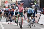 Magnus Cort jubler efter målpassagen i Vigo, hvor Giovanni Lonardi og Alejandro Valverde (yderst t.h.) må tage til takke med de to andre podiepladser. Foto: Gran Camiño. 