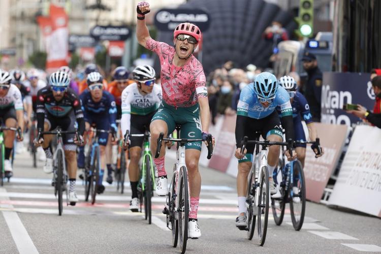 Magnus Cort jubler efter målpassagen i Vigo, hvor Giovanni Lonardi og Alejandro Valverde (yderst t.h.) må tage til takke med de to andre podiepladser. Foto: Gran Camiño. 