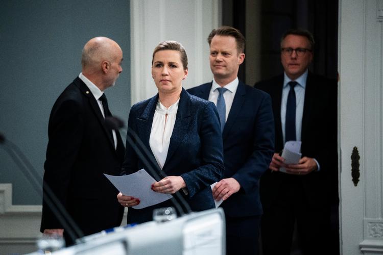     Der afholdes pressemøde om situationen i Ukraine i Spejlsalen i Statsministeriet i København torsdag 24. februar 2022. Til stede ved pressemødet var statsminister Mette Frederiksen (S), udenrigsminister Jeppe Kofod (S), Morten Bødskov (S) og forsvarschef Flemming Lentfer. (Foto: Martin Sylvest/Ritzau Scanpix)   Foto: Martin Sylvest/Ritzau Scanpix