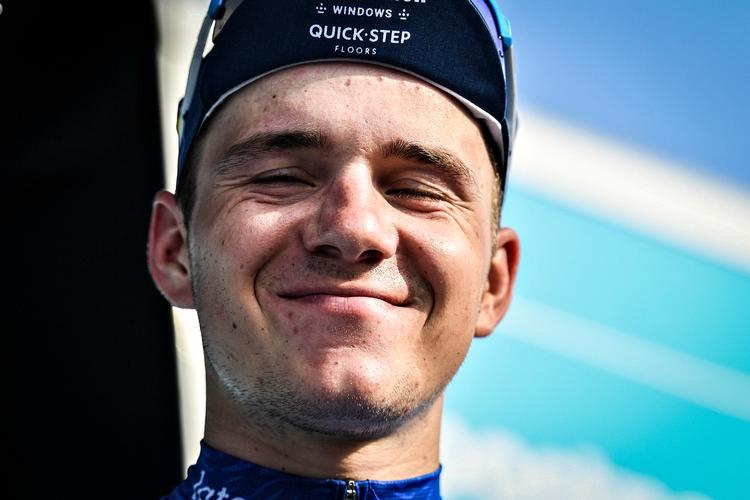 Det belgiske supertalent Remco Evenepooel havde det store smil fremme efter sejren på sidste års kongeetape til Kiddesvej i Vejle i PostNord Danmark Rundt, som også sikrede ham den samlede sejr.
. Foto: Ernst van Norde