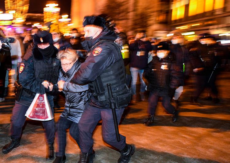 Russiske politi har anholdt 167 deltagere i anti-krigsdemonstrationer i en lang række byer inklusive Moskva og Sankt Petersborg.    NEMENOV / AFP)   Foto: Alexander Nemenov/Ritzau Scanpix