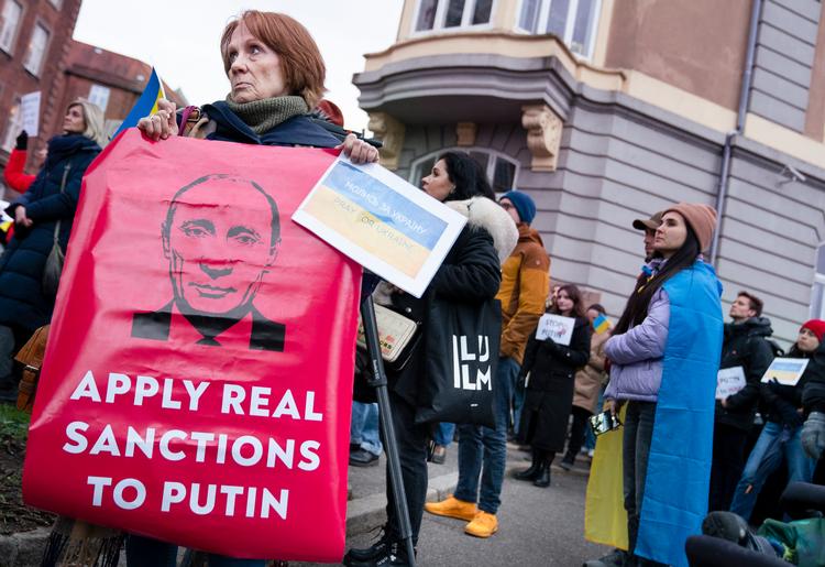 Flere hundrede deltagere var mødt op til en protestdemonstration foran den russiske ambassade i København imod Putins krig. Deltagerne vil møde op igen fredag aften, forlød det blandt demonstranterne.
 Foto: Liselotte Sabroe/Ritzau Scanpix
