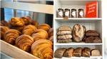Til at begynde med solgte pædagogparret bag Møllers Hjemmebag deres bagværk fra vinduet. Siden rykkede de brødet til en christianiacykel, og nu har de deres egen lille butik i Engholmene bag Ørstedsværket. Foto: Pernille Ølgod/PR
