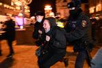 Politiet anholder en demonstrant i Moskva under protester mod Ruslands invasion af Ukraine. Foto: Alexander Nemenov/Ritzau Scanpix
