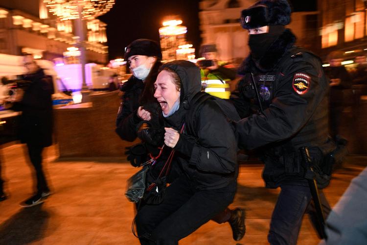 Politiet anholder en demonstrant i Moskva under protester mod Ruslands invasion af Ukraine. Foto: Alexander Nemenov/Ritzau Scanpix