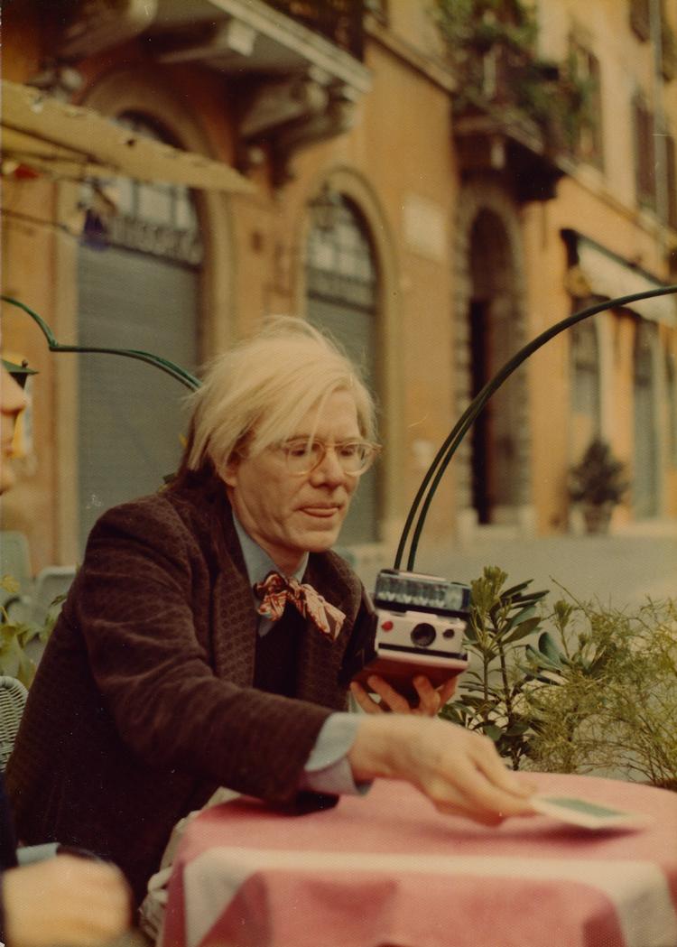Andy Warhorl fotograferet i 1972.  Foto: © The Andy Warhol Foundation for the Visual Arts,inc. Courtesy of Taschen