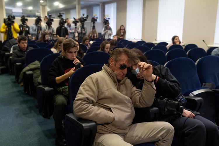 Den amerikanske skuespiller og instruktør Sean Penn deltog torsdag i den ukrainske regerings pressebriefing i Kijev. Han er i Ukraine for at dokumentere den russiske invasion af landet.  Foto: Ukrainian Presidential Press Ser/Ritzau Scanpix