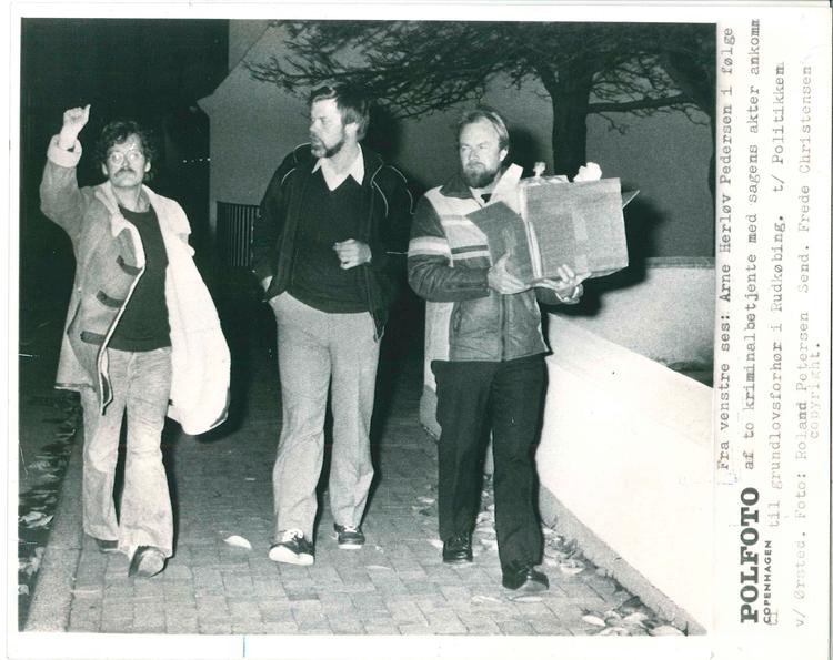 Forfatter Arne Herløv Petersen og to betjente på vej til grundlovsforhør i Rudkøbing i november 1981.  Foto: Frede Christensen