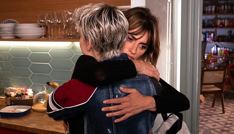 Penelope Cruz og Milena Smith i en scene fra 'Parallelle mødre'.  Foto: Sony Pictures 