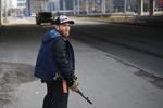  En frivillig, bevæbnet med en riffel, gør sig klar til at tage kampen op mod de russiske kampvogne, der når som helst kan rulle ind i Kijev.  Foto: Daniel Leal/Ritzau Scanpix