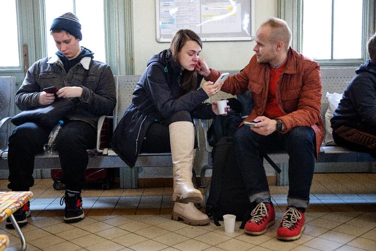 Volodymyr Svidelskij og hans kone Olga blev gift i Kijev tirsdag 22. februar. Dagen efter tog Volodymyr til Berlin for at arbejde hos Tesla, og torsdag brød krigen ud. Lørdag lykkedes det dem at at blive genforenet på banegården i Przemysl i Polen, og Olga forsøger at tale sin mand fra at tage tilbage ind i Ukraine for at kæmpe for sit land.   Foto: Jacob Ehrbahn