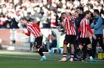 Her sker det. 259 dage efter sit hjertestop i Parken bliver Christian Eriksen sendt på banen i anden halvleg af opgøret mod Newcastle til sit comeback til topfodbold. Foto: Peter Nicholls/Ritzau Scanpix