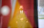 Tysklands kansler, Olaf Scholz, fotograferet tidligere lørdag i Berlin, hvor han mødtes med den polske regeringschef og Litauens præsident.  Foto: Tobias Schwarz/Ritzau Scanpix