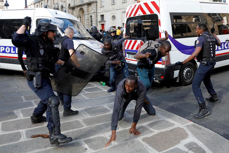    Politikerne interesserer sig først og fremmest for indvandrere og unge af afrikansk og nordafrikansk oprindelse, når der er ballade, og chikaner mod dem fra politiets side er hyppige, konstaterer den franske ombudsmand. Foto: Charles Platiau/Ritzau Scanpix